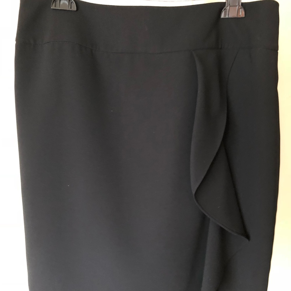 Black classic skirt with wave